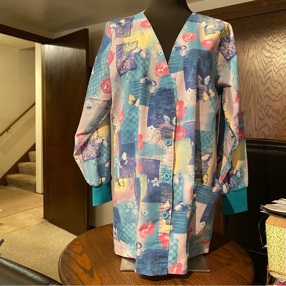 Women’s Butterfly Nurse Scrub Jacket (Medium) - Picture 2 of 8